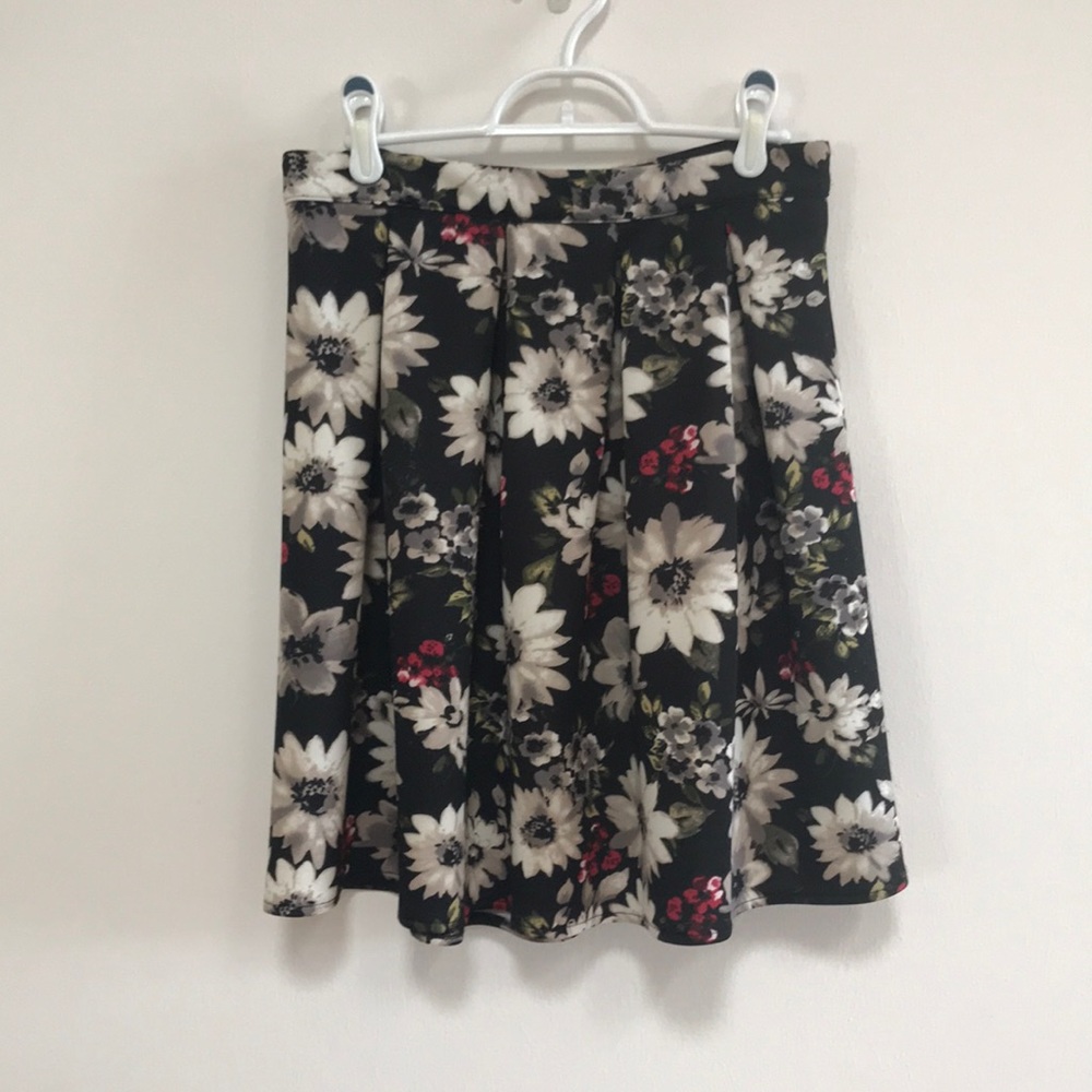 Beautiful and Flirty Skirt. Hollister.